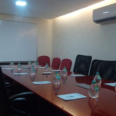 Klase Hotels Madras Buitenkant foto