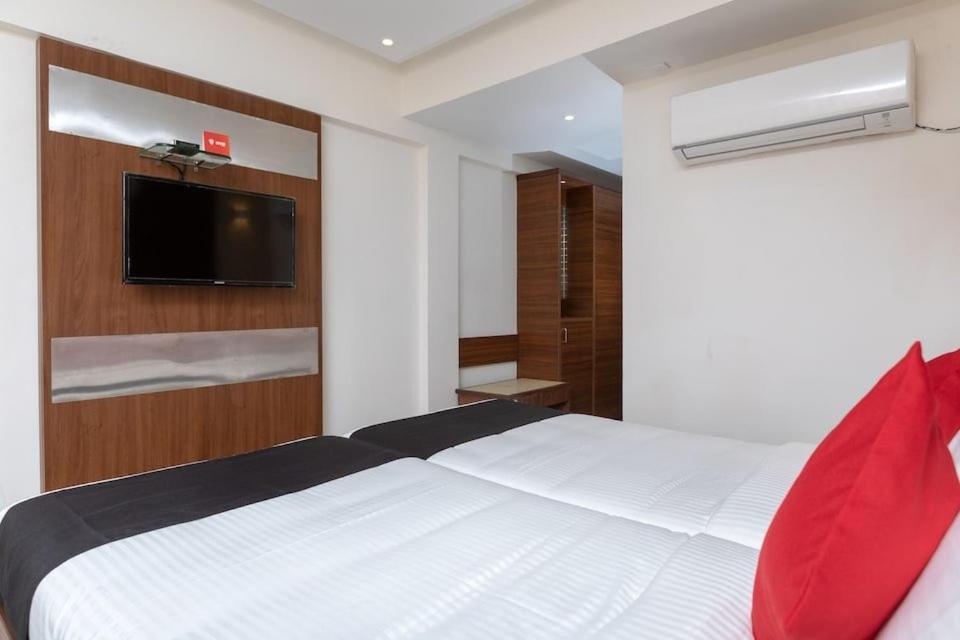 Klase Hotels Madras Buitenkant foto