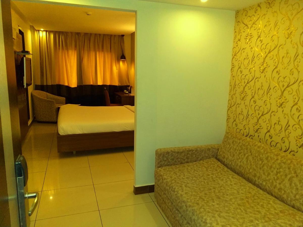 Klase Hotels Madras Buitenkant foto
