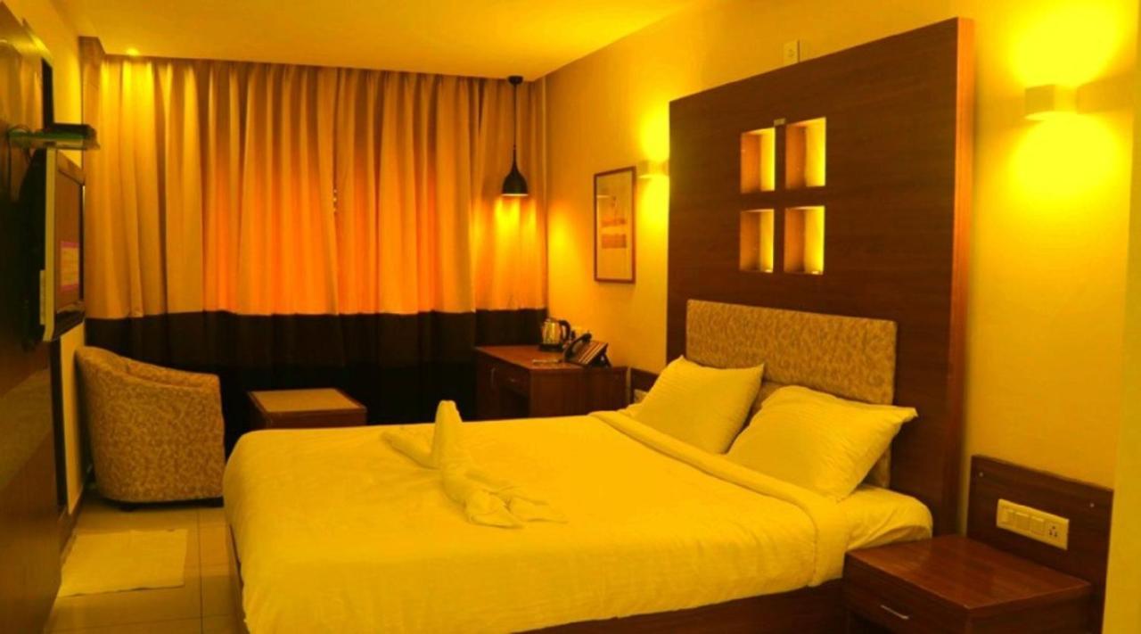 Klase Hotels Madras Buitenkant foto