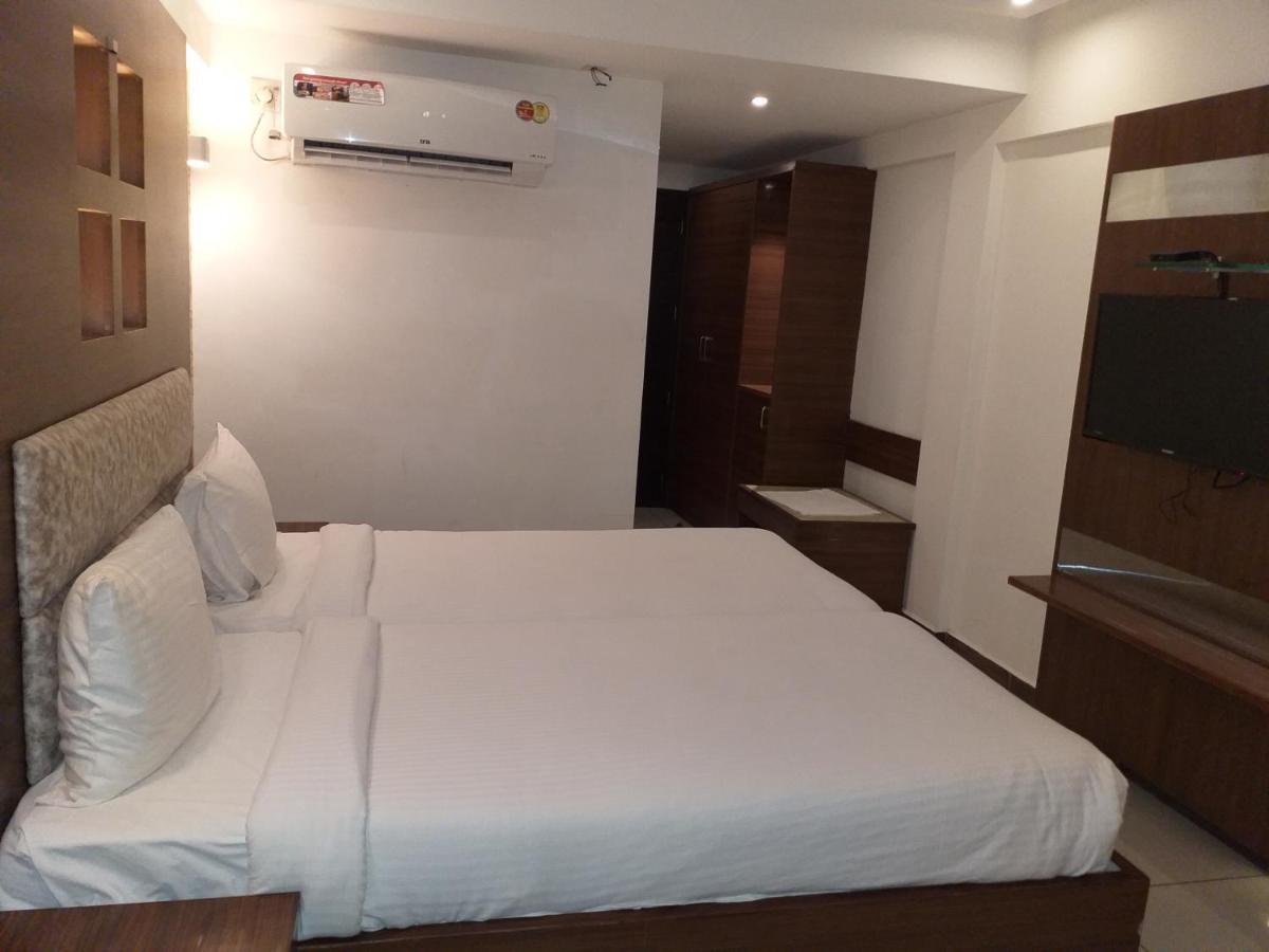 Klase Hotels Madras Buitenkant foto