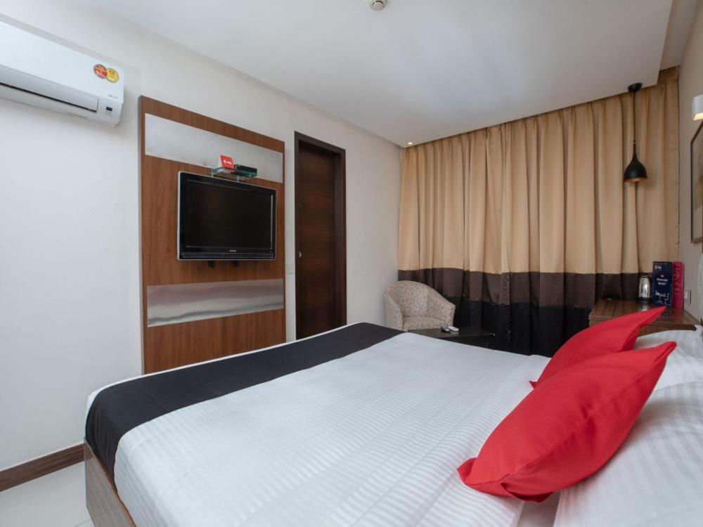Klase Hotels Madras Buitenkant foto