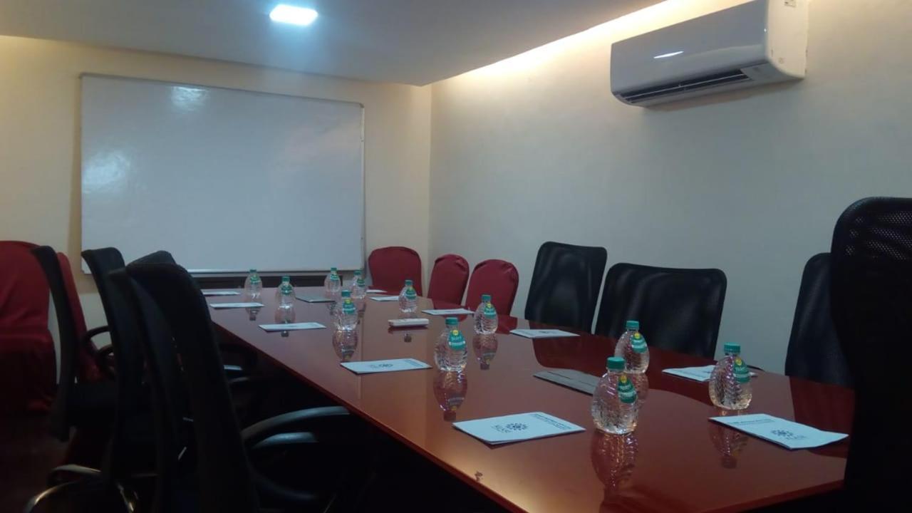 Klase Hotels Madras Buitenkant foto