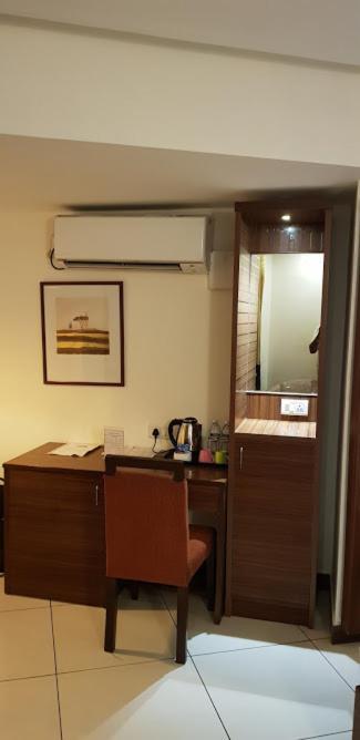 Klase Hotels Madras Buitenkant foto