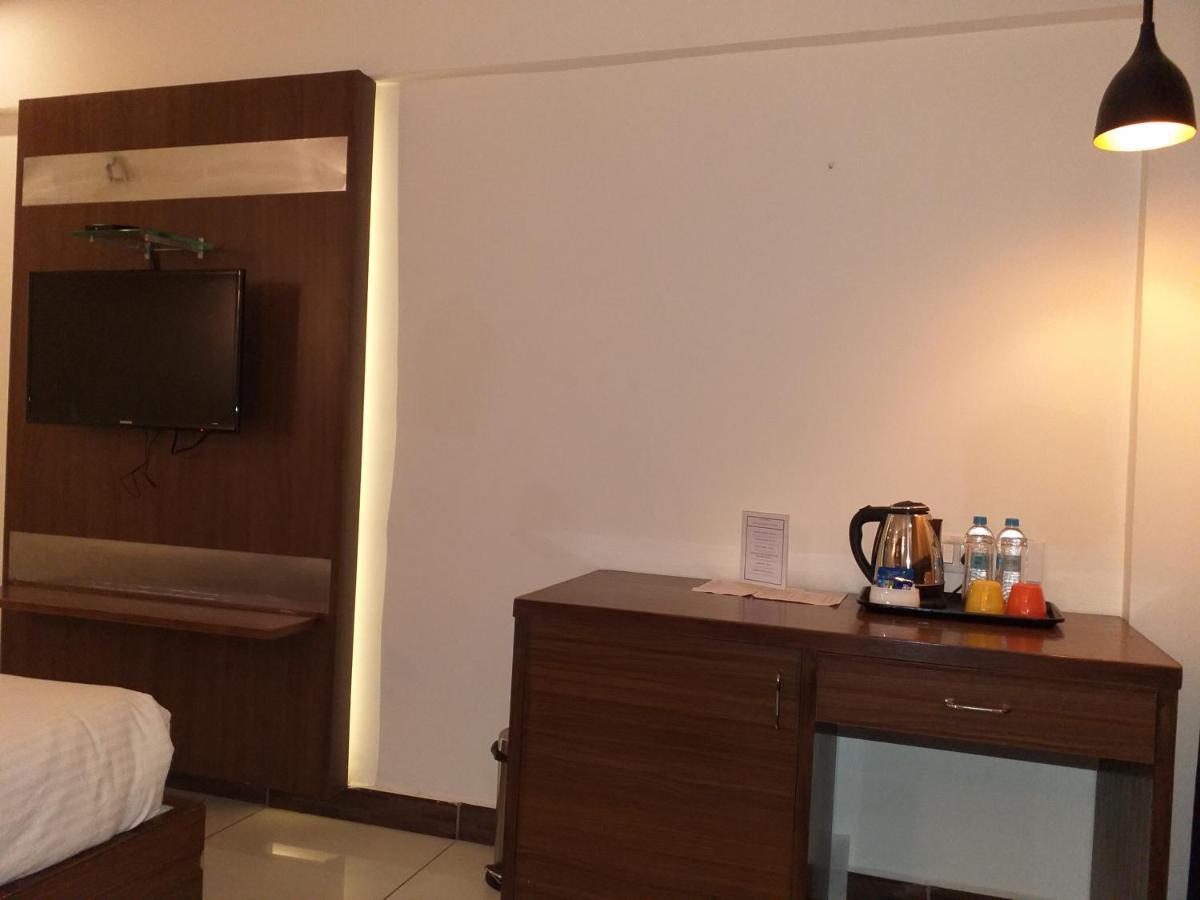 Klase Hotels Madras Buitenkant foto