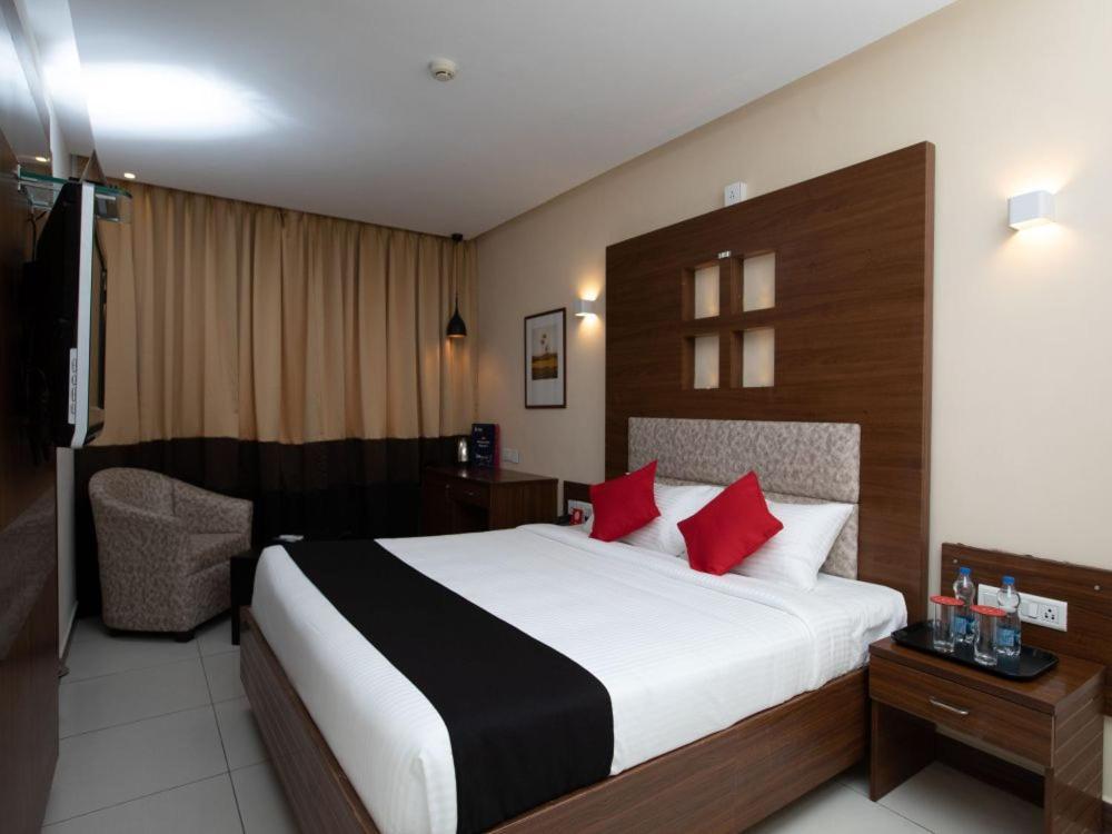 Klase Hotels Madras Buitenkant foto
