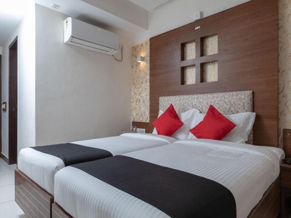 Klase Hotels Madras Buitenkant foto