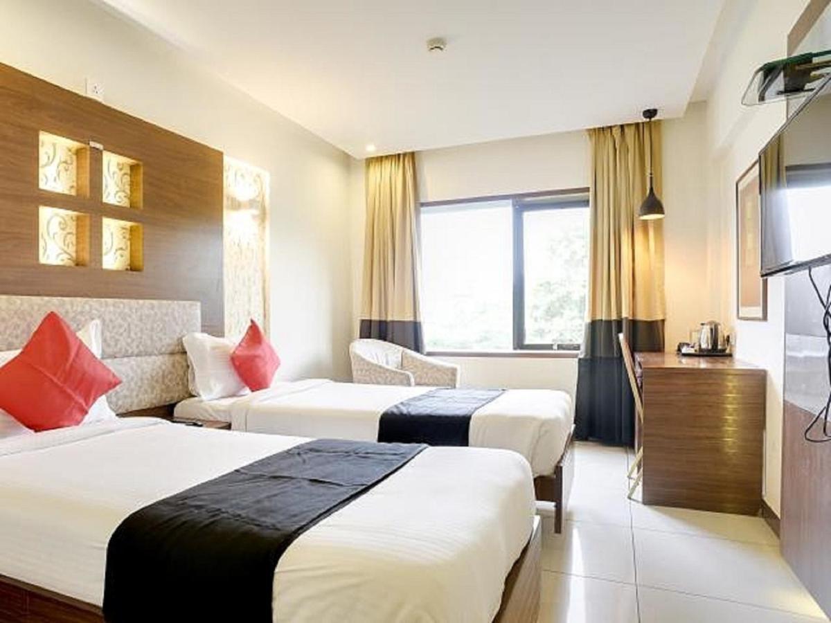 Klase Hotels Madras Buitenkant foto