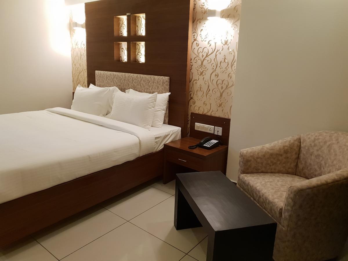 Klase Hotels Madras Buitenkant foto