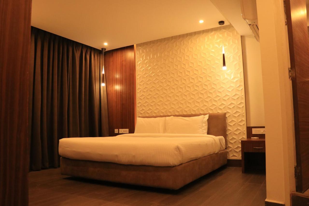 Klase Hotels Madras Buitenkant foto