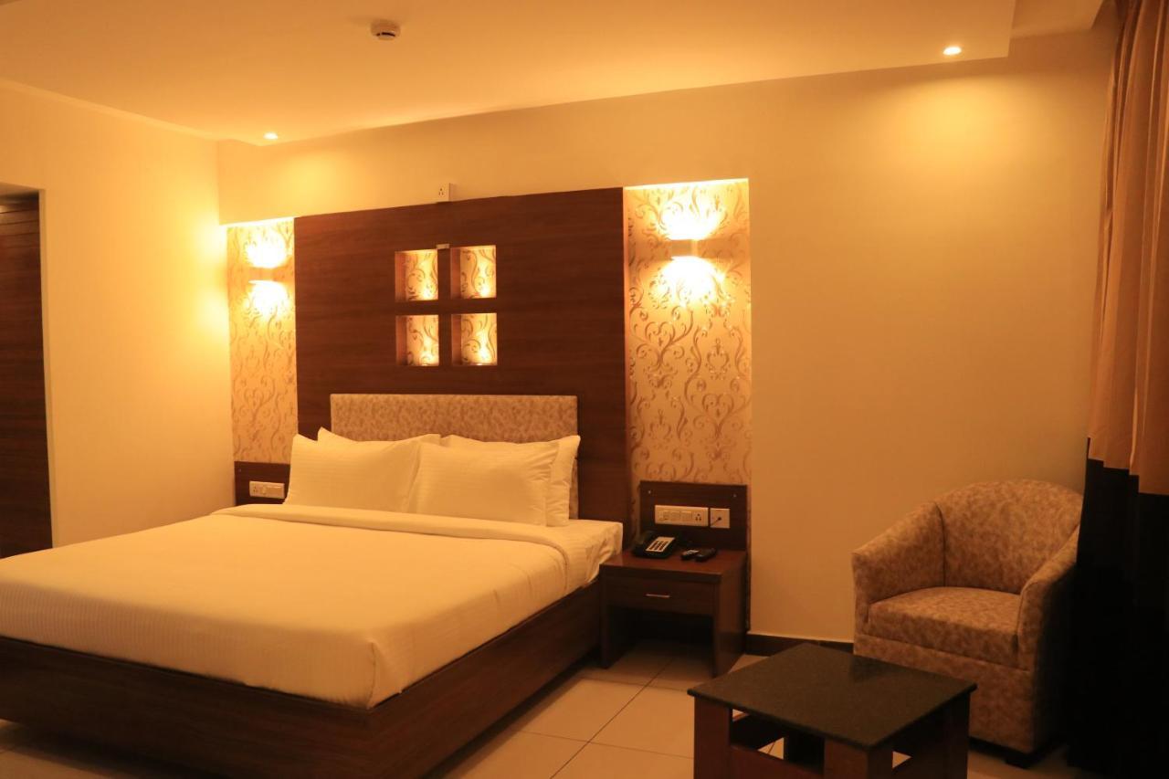 Klase Hotels Madras Buitenkant foto
