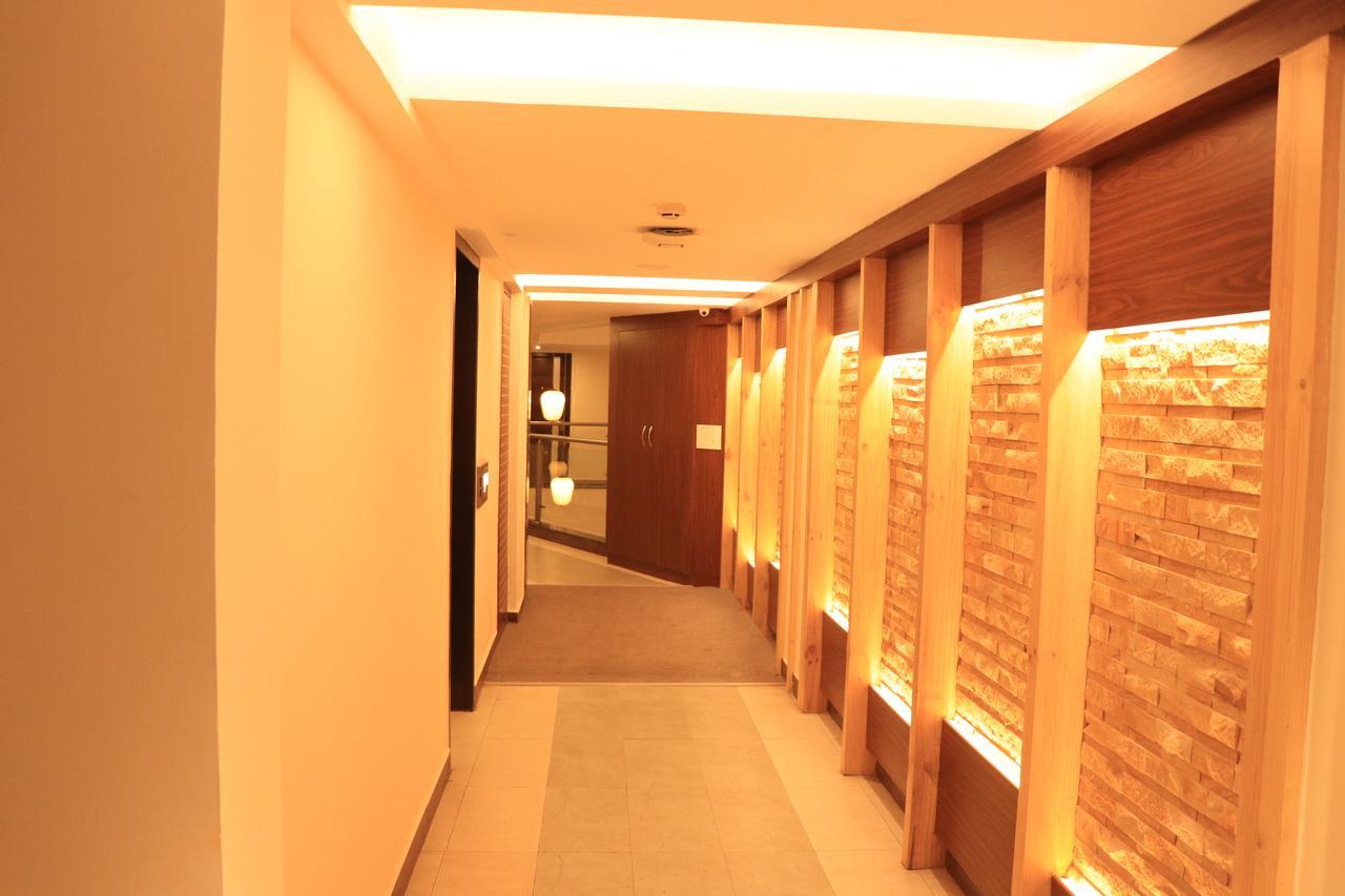 Klase Hotels Madras Buitenkant foto